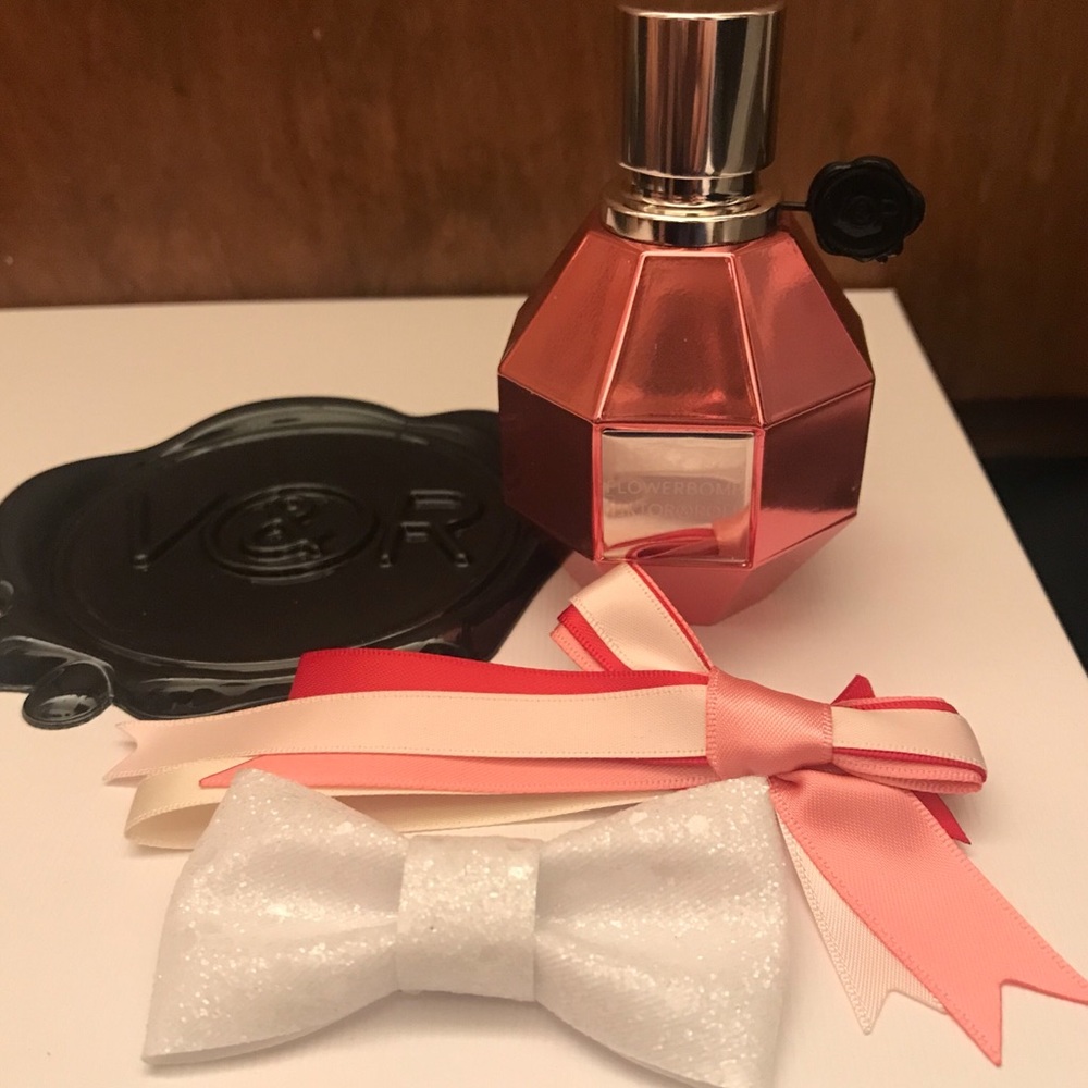 New Viktor & Rolf Flowerbomb holiday pink